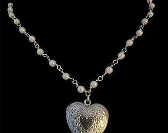 Collier médaillon en argent de style ancien avec perles en forme de coeur