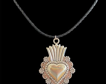 シルバーの聖なるハートネックレス：ゴシックスチームパンクの花柄ペンダント