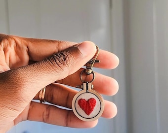 Mini llavero de corazón bordado a mano: regalo de San Valentín