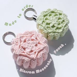 Custodia Mooncake Blossom realizzata su ordinazione - Custodia per auricolari AirPods all'uncinetto