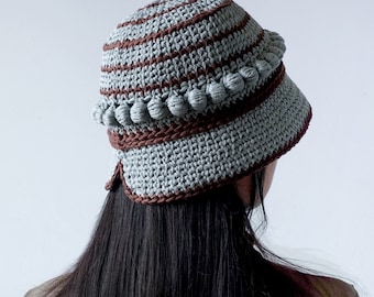 Cappello da pescatore all'uncinetto - Cloche in cotone Giza con pompon, eleganza anni '90