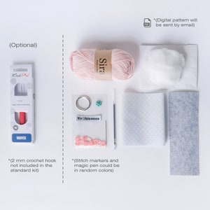 Pu&ograve; includere: Un kit per la creazione di un giocattolo di peluche. Il kit include filato rosa, imbottitura bianca, un piccolo pezzo di feltro grigio, un pezzo di tessuto con motivo a pois bianchi, una piccola borsa di marcatori per punti, una piccola borsa di perline, un portachiavi, un uncinetto, una penna e un ago. Il kit include anche uno schema digitale che verr&agrave; inviato via email.