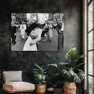 VJ Day am Times Square Leinwand | Kultige Sailor Kissing Nurse Wandkunst | Vintage WWII Fotodruck | Retro Wohnkultur | Gerahmtes Poster