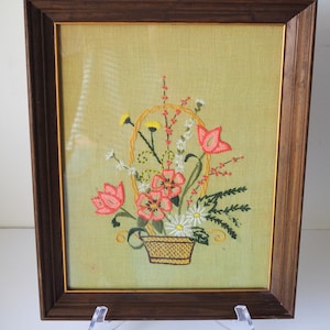 Vintage Crewel bestickter Blumenkorb