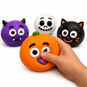 Könnte beinhalten: Ein Set aus vier runden, quetschbaren Charakter-Spielzeugen, bestehend aus einem lila Teufel, einem weißen Totenkopf, einer schwarzen Katze und einem orangefarbenen Kürbis. Jedes Spielzeug hat große Cartoon-Augen und eine matte Oberfläche.