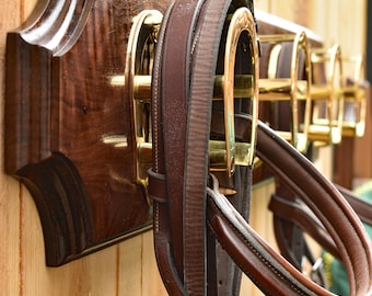 Handgemaakt walnotenhouten hoofdstelrek – Paardendecor opberger met messing haken