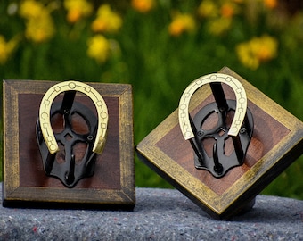 Handgemaakt hoofdstelrek – wandgemonteerd walnoot- en populierenhout met massief messing haken, opberger voor paardensport