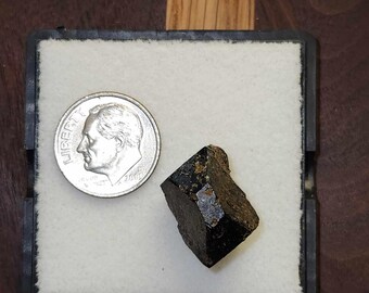 Oregon-augietmineraal in displaydoos: steen van verandering, transformatie, groei en het loslaten van trauma