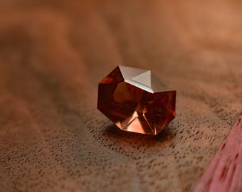 Gefacetteerde Oregon-zonnesteen: rode edelsteen van 5 kt, ethisch gedolven in de VS