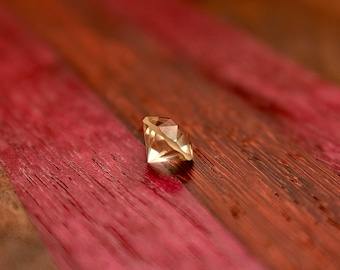 Gefacetteerde Oregon-zonnesteen: 2 kt ronde geslepen gele edelsteen