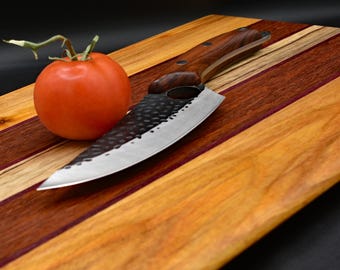 Handgemaakte snijplank van exotisch hout – kanariehout, paarshart en bubinga charcuterieplank met koperen poten