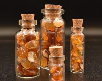 Juniper Ridge Fire Opal in glazen pot: ethisch geproduceerde Oregon-edelsteen