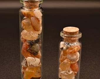 Gepolijste agaat in glazen pot: kustdecor, strandstenen