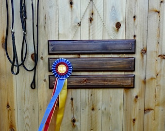 Handgemaakt houten displayrek met paardenlint: hanger ruitersportprijs