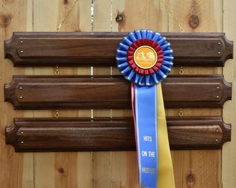 Displayrek met paardenlint van walnotenhout – handgemaakte houder voor ruitersportprijzen