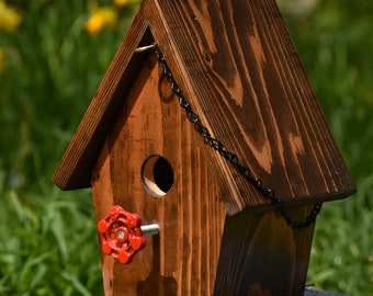 Handgemaakt vogelhuisje van gebeitst cederhout: Songbird Haven, tuindecor