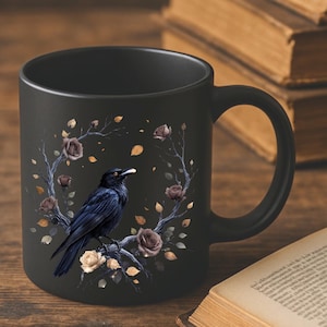 Taza de cuervo, taza de café gótica con cuervo en una rama y flores oscuras, taza de naturaleza brujilla, regalo de pájaro de estética oscura, taza de estilo cottagecore espeluznante