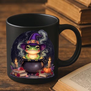 Tazza con rana stregata, tazza con simpatica rana nel calderone, funghi e fiori scuri, tazza da caffè in stile cottagecore spettrale, regalo di Halloween per gli amanti delle rane