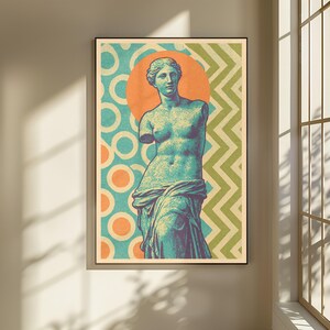 Könnte beinhalten: Ein gerahmter Wandkunstdruck mit einer türkisfarbenen Statue der Venus von Milo, zentriert vor einem Hintergrund aus orangefarbenen Kreisen links und grünen Zickzackstreifen rechts, mit einem großen orangefarbenen Kreis hinter dem Kopf.
