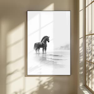 Könnte beinhalten: Schwarz-Weiß-Kunstdruck eines Pferdes im Wasser. Das Pferd ist stilisiert dargestellt, mit detaillierter Mähne und Panzerung. Der Hintergrund zeigt eine neblige Küstenlinie und einen hellen Himmel, was eine ruhige Atmosphäre schafft.