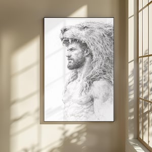 Könnte beinhalten: Eine Schwarz-Weiß-Bleistiftzeichnung eines Mannes mit einem Löwenkopf. Das Kunstwerk ist ein Porträt eines muskulösen Mannes im Profil, mit Vollbart und Löwenmähnen-Kopfschmuck. Die Zeichnung ist in einem schwarzen Rahmen gerahmt.