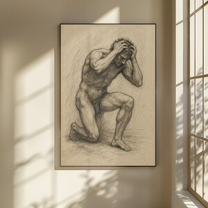 Könnte beinhalten: Gerahmte Kohlezeichnung einer knienden Figur, die ihre Hände in einer Geste der Verzweiflung an den Kopf legt. Das Kunstwerk ist in Grau- und Schwarztönen gehalten, mit detaillierten Schattierungen. Die nackte Figur steht vor einem leicht skizzierten Hintergrund.