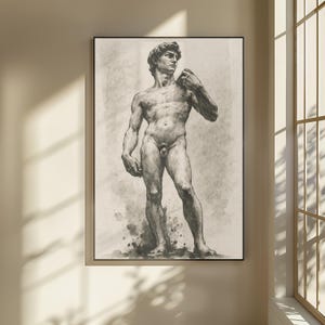 Könnte beinhalten: Ein gerahmter Schwarz-Weiß-Druck einer klassischen männlichen Statue. Das Kunstwerk zeigt eine muskulöse Figur in stehender Pose mit detaillierten Schattierungen und einem strukturierten Hintergrund. Der Druck wird in einem Raum mit natürlichem Licht ausgestellt.