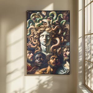 Könnte beinhalten: Ein gerahmter Kunstdruck, der eine zentrale blasse Figur mit einem Kopf aus sich windenden Schlangen zeigt, umgeben von mehreren verzweifelten menschlichen Gesichtern, die nach oben blicken. Die Farbpalette umfasst erdige Töne, sanfte Grüntöne und tiefe Schatten.
