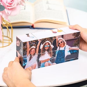 Op de afbeelding: Een set van zes fotokubussen met afbeeldingen van drie lachende vrienden die zonnebrillen dragen. De kubussen zijn in een rij gerangschikt en zijn van hout.