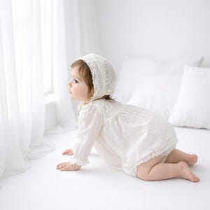 Puede incluir: Un juego de tres tazas de cerámica con un acabado mate moteado. Cada taza presenta un color diferente: azul claro, crema y gris. Las tazas tienen un diseño simple y moderno y un asa cómoda.