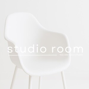 Puede incluir: Una silla de plástico blanca con respaldo curvo y un reposabrazos. La silla tiene un diseño simple y moderno y está hecha de un material duradero.