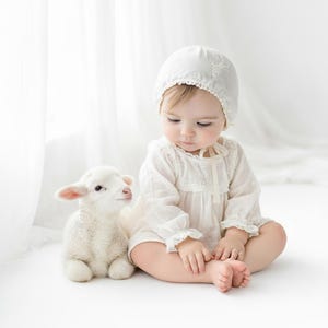 Puede incluir: Un juego de tres tazas de cerámica con un acabado mate moteado. Las tazas son de color crema, gris claro y gris oscuro. Cada taza tiene un diseño simple y minimalista, ideal para café o té.