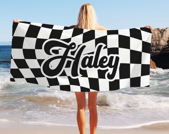 Gepersonaliseerde dambordpatroon retro stijl strandlaken met naam, gepersonaliseerd strandhanddoekcadeau, golvend geruit zwembadfeest verjaardagscadeau voor meisje