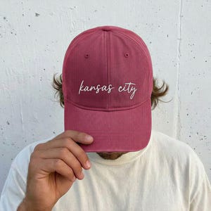 Gorra de béisbol bordada de Kansas City - Gorra para mujer estilo "dad hat", gorra personalizada teñida con pigmentos de Comfort Colors