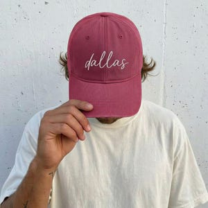 Gorra de béisbol para mujer con bordado de Dallas - Gorra de béisbol personalizada teñida con pigmentos de la marca City Comfort Colors