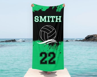 以下が含まれることがあります： 白のバレーボールのグラフィック、名前「SMITH」と番号「22」が印刷された緑と黒のビーチタオル。