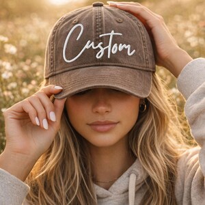 Cappellino da baseball personalizzato ricamato: berretto da baseball personalizzato con testo e apertura per la coda di cavallo per le mamme.