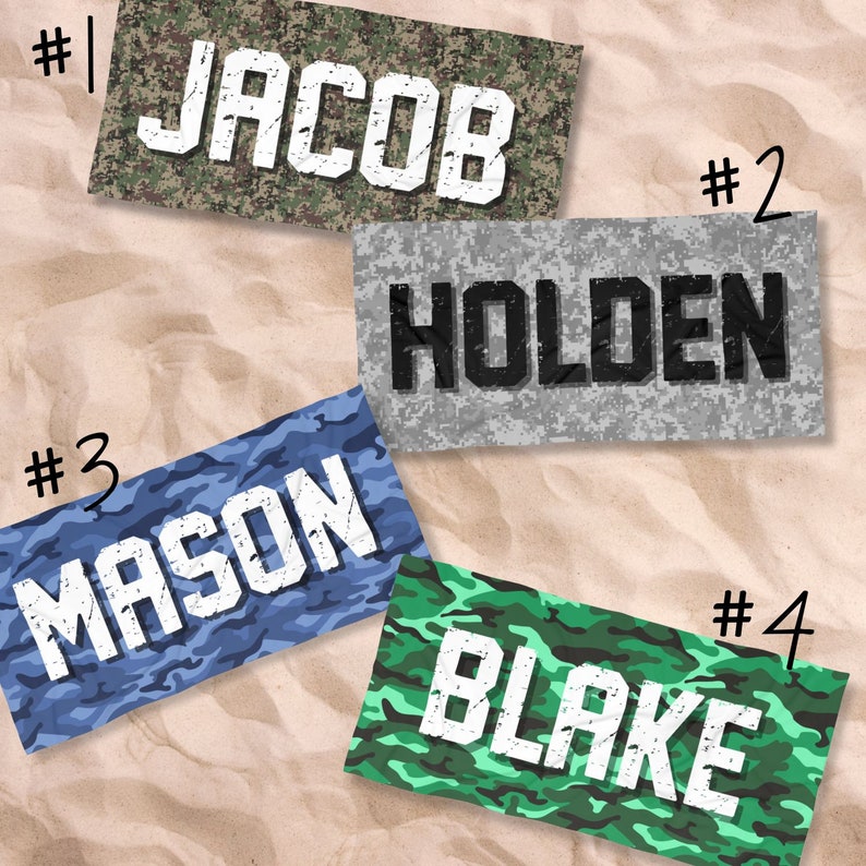 Pu&ograve; includere: Quattro asciugamani da spiaggia con diversi motivi mimetici e nomi stampati su di essi. I nomi sono Jacob, Holden, Mason e Blake. Gli asciugamani sono numerati da 1 a 4.