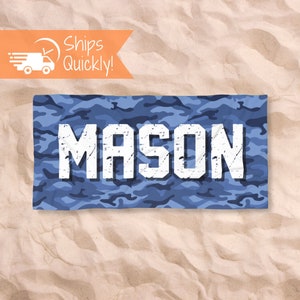 Pu&ograve; includere: Asciugamano da spiaggia mimetico blu con il nome "MASON" in lettere bianche.