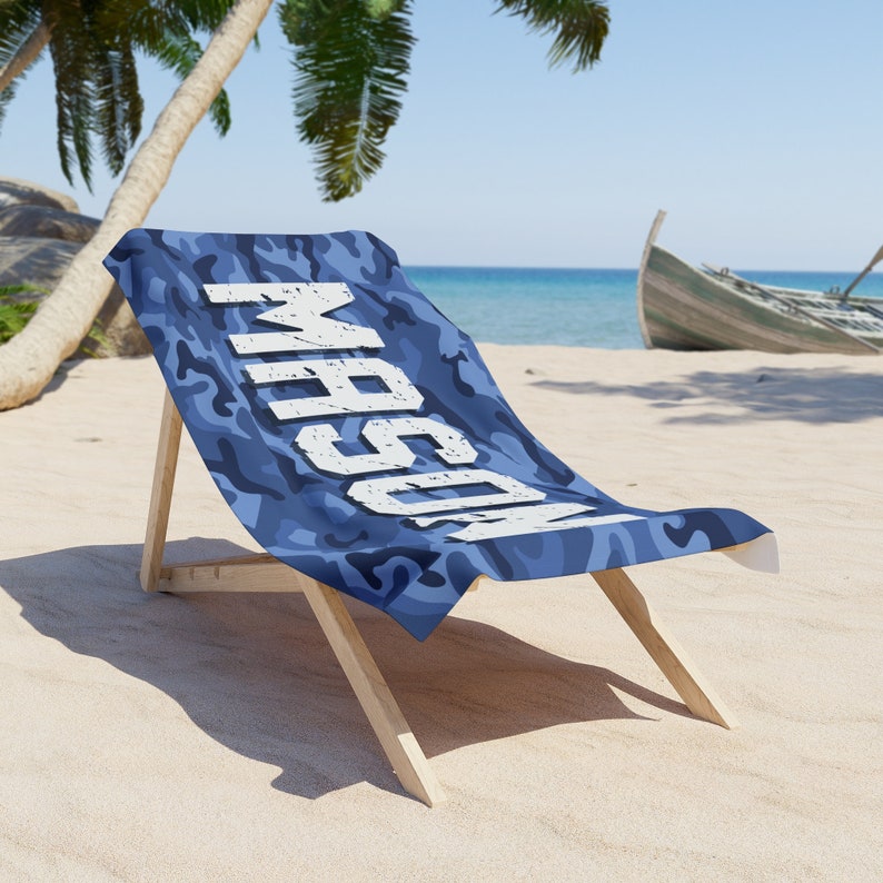 Asciugamano mimetico per bambini con nome, telo mare mimetico personalizzato per ragazzi, regalo per le vacanze per bambini, festa di compleanno per ragazzi, stampa mimetica blu immagine 4