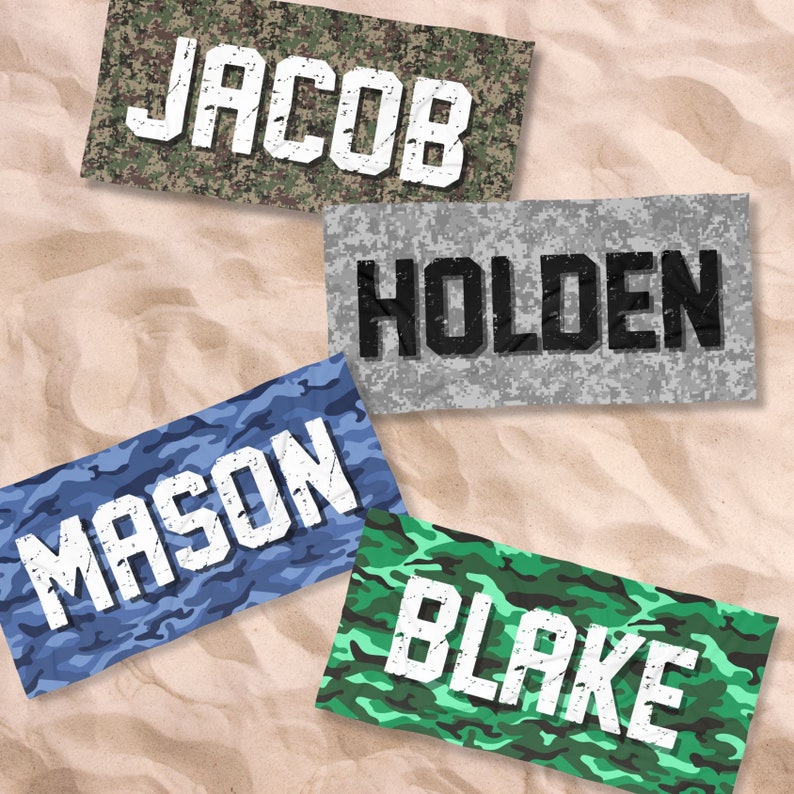 Pu&ograve; includere: Quattro asciugamani da spiaggia con diversi motivi mimetici e nomi stampati su di essi. I nomi sono Jacob, Holden, Mason e Blake.