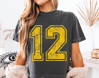 Maglietta corta con scritta "Big Number Comfort Colors" personalizzata con la scritta "Varsity Football Team", regalo per giocatori sportivi per mamme di football americano, maglietta con spirito di gioco.