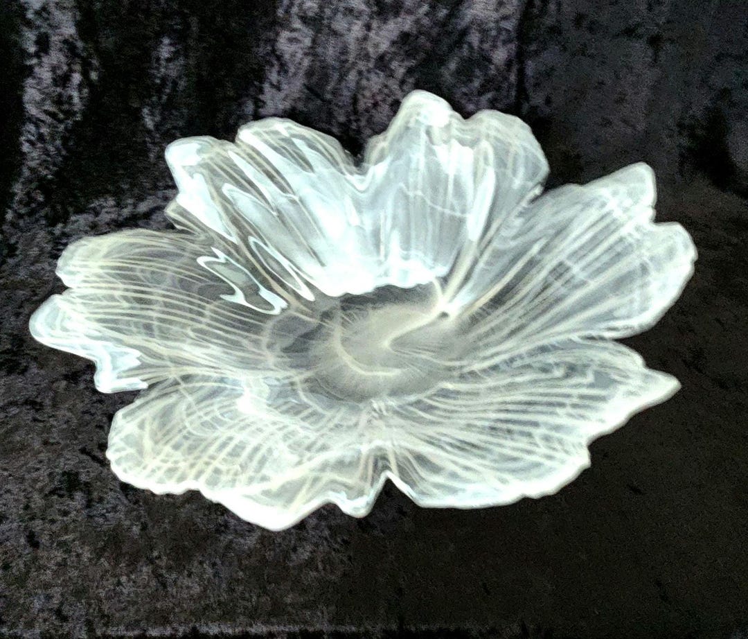 Tammaro Home White Iris Glass Frosted Swirl Bowl Excellent