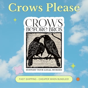 Puede incluir: Una pegatina en blanco y negro con un gráfico de tres cuervos en una rama. La pegatina dice "Crows Before Bros" y "Support Your Local Murder".