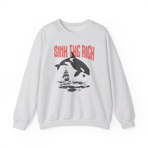 Sink the Rich Orca Sinking Boat Sweater Zerschlage das Patriarchat, Steuer die Reichen, lustiges linkes Geschenk, Meeresbiologe Vibes 90er Jahre Retro Stil