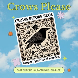 Puede incluir: Una pegatina con un cuervo negro en un marco floral. La pegatina dice "Crows Before Bros" y "Support your local murder."