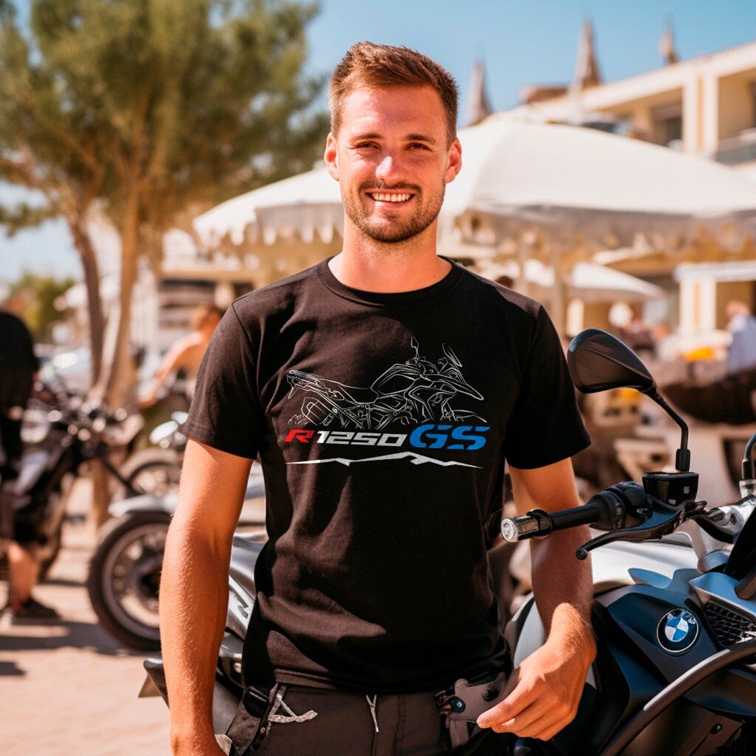 T-Shirt Con Grafica BMW R 1250 GS ADV Rallye Paint Style, Modello TS-BM-004, Cotone Organico, Taglie XS-3XL, Stampa Diretta Digitale - 3