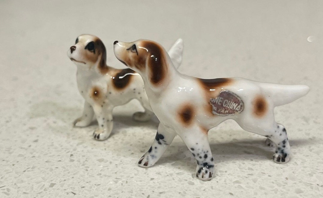 Sculpture de chiens lévriers sur socle en marbre Art Déco années 1930 - France