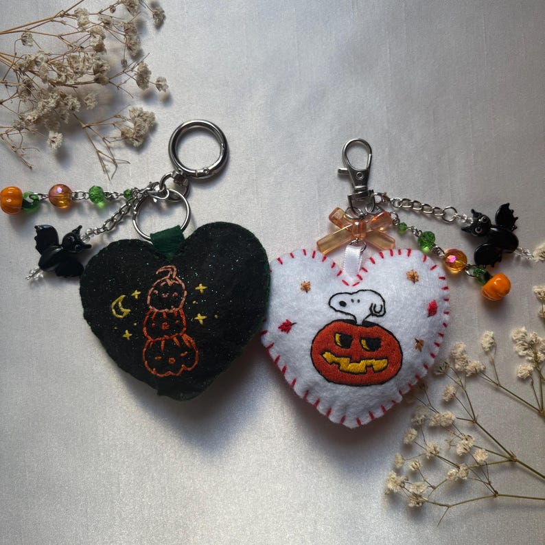Handmade Embroidered Snoopy Keychain: Valentine's Gift Christmas ornaments, Christmas gift immagine 13