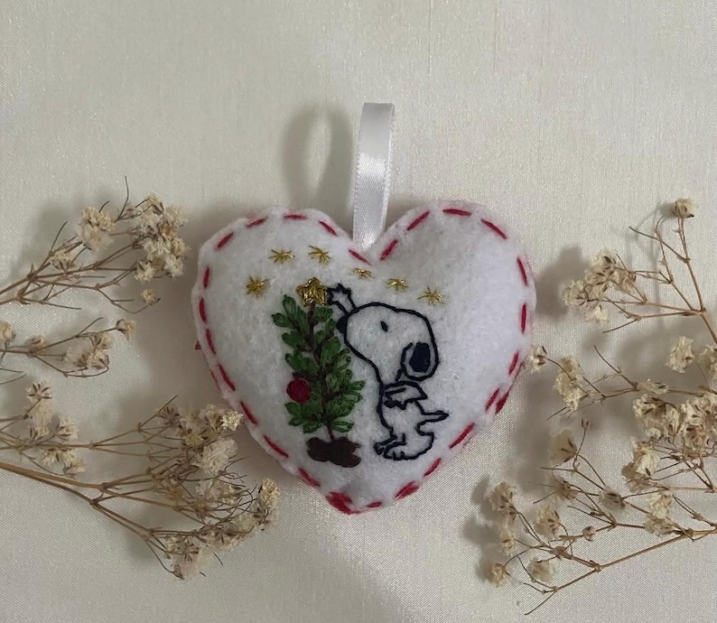Handmade Embroidered Snoopy Keychain: Valentine's Gift Christmas ornaments, Christmas gift immagine 17